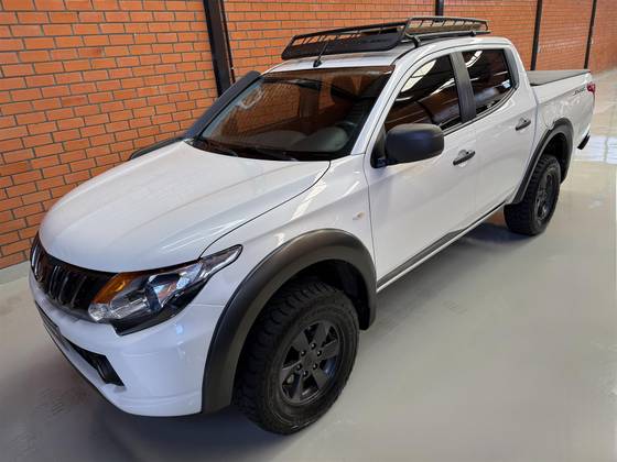 MITSUBISHI L200 TRITON 2.4 16V TURBO DIESEL SAVANA GLS CD 4X4 AUTOMÁTICO
